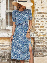 Geblümtes Midikleid mit Rundhalsausschnitt und Schlitz